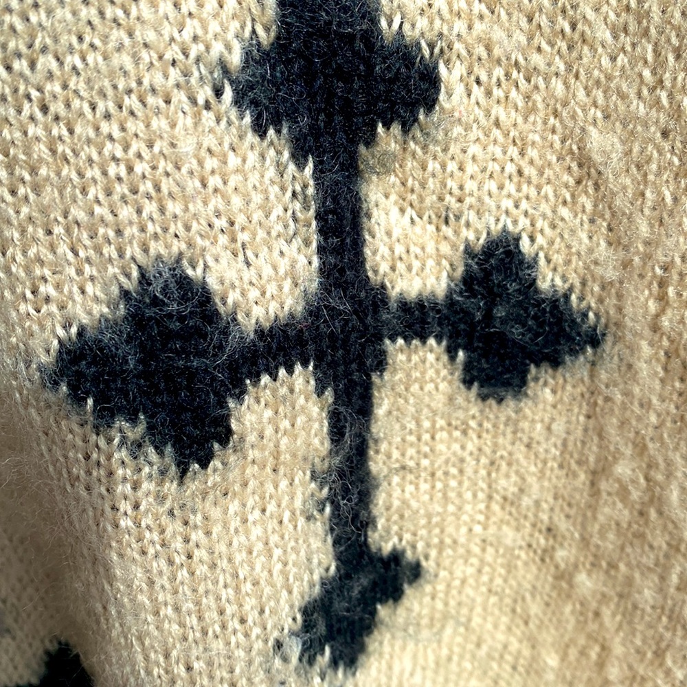 Distressed oversized sweater - Picture 9 of 12